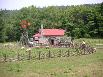 石の家全景