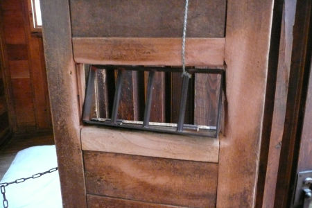 白鳥由栄の牢