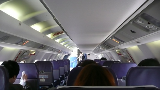 機内